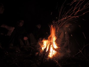 野外求生：利用电池和锡纸取火 - 野人部落
