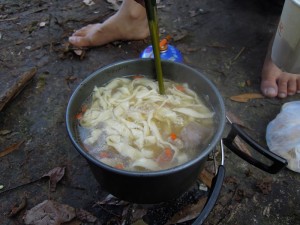 野外开小灶，吃肉吃面两不误 - 野人部落