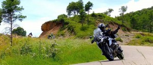跑山最危险举动:弯道逆向超车 - 野人部落