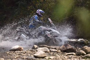 邂逅雨天,BMW摩托车骑士怎样应变? - 野人部落