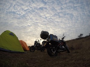 杉洋白溪草场摩旅露营 - 野人部落