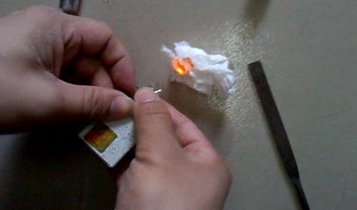 利用电池和灯泡引火