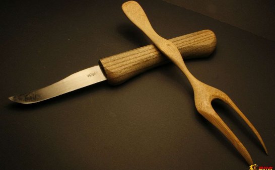 野外求生用木头自制餐具
